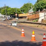 poste-cai-apos-colisao-de-veiculo-na-rua-alfredo-chaves-em-sao-miguel-do-iguacu-transito-esta-interditado