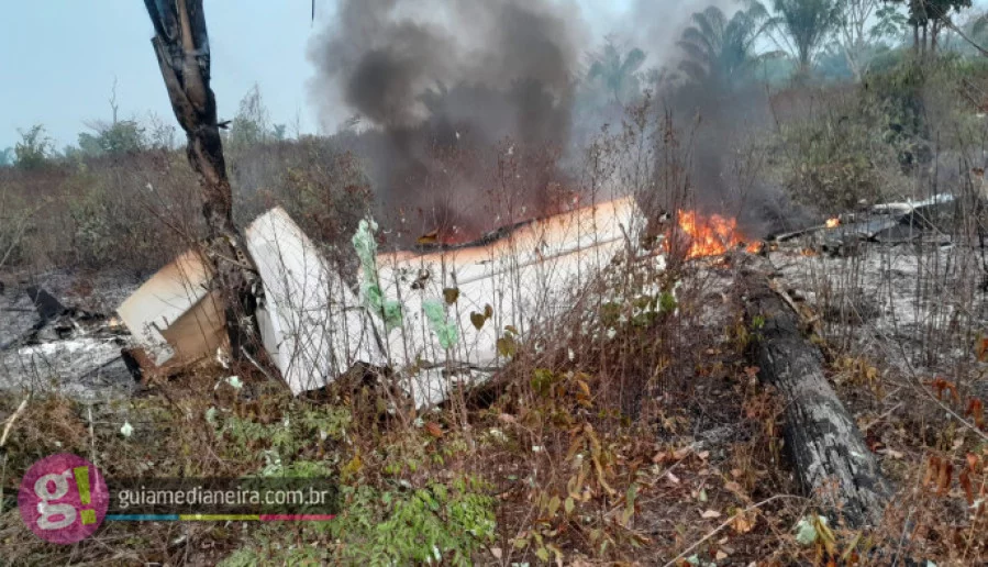 Segundo a Polícia Civil, a aeronave, que tinha capacidade para sete pessoas, entre tripulantes e passageiros, explodiu no momento da queda.