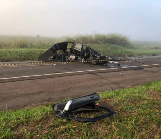 Acidente entre van e carro deixa 3 mortos e 2 gravemente feridos