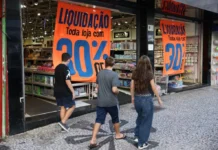 Comércio paranaense emprega 800 mil pessoas e fatura R$ 651 milhões em um ano