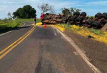 Carreta sai da pista e atinge árvores, cerca e poste na PR-496
