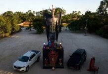 Estátua de 11 metros em homenagem ao Diabo custou R$ 100 mil para feiticeira: ‘A verba foi toda tirada do meu bolso’