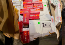 Fundo falso em carro escondia mil ampolas e celulares avaliados em R$ 500 mil