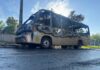 Micro-ônibus é destruído em incêndio em Santa Helena