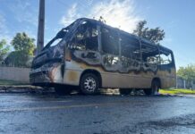 Micro-ônibus é destruído em incêndio em Santa Helena