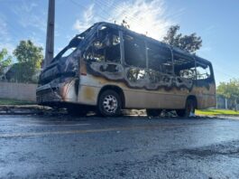 Micro-ônibus é destruído em incêndio em Santa Helena