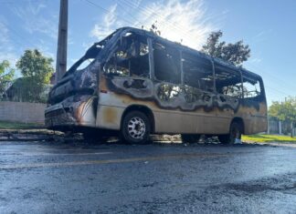 Micro-ônibus é destruído em incêndio em Santa Helena