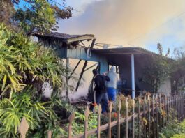Casa é destruída por incêndio em Missal; idoso é socorrido com ferimentos no joelho