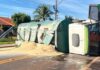 Caminhão carregado com ração tomba e interdita a PR-495 no distrito de Moreninha, em Santa Helena