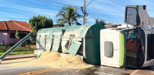 Caminhão carregado com ração tomba e interdita a PR-495 no distrito de Moreninha, em Santa Helena