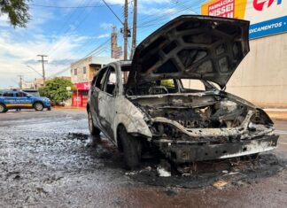 Incêndio destrói Ford Focus no centro de São Miguel do Iguaçu