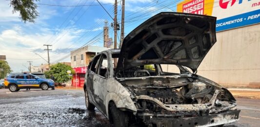 Incêndio destrói Ford Focus no centro de São Miguel do Iguaçu