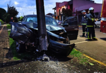 Motorista com sinais de embriaguez é preso após colidir carro em poste em Santa Helena