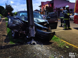 Motorista com sinais de embriaguez é preso após colidir carro em poste em Santa Helena