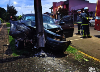 Motorista com sinais de embriaguez é preso após colidir carro em poste em Santa Helena