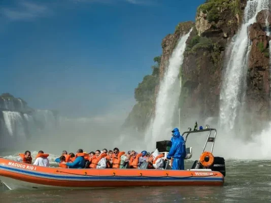 Barco do Macuco Safari vira nas Cataratas do Iguaçu e mobiliza equipes de resgate