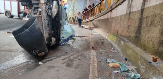 Carro sai da pista na BR-277 e cai no túnel de acesso à Igreja Matriz em São Miguel do Iguaçu