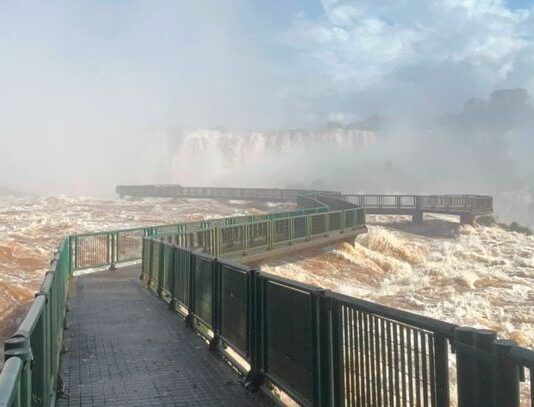 Vazão das Cataratas do Iguaçu chega a 10 milhões de litros por segundo nesta quinta-feira