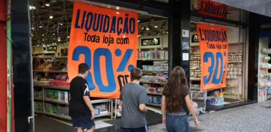 Comércio paranaense emprega 800 mil pessoas e fatura R$ 651 milhões em um ano