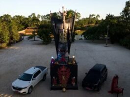 Estátua de 11 metros em homenagem ao Diabo custou R$ 100 mil para feiticeira: ‘A verba foi toda tirada do meu bolso’