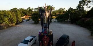 Estátua de 11 metros em homenagem ao Diabo custou R$ 100 mil para feiticeira: ‘A verba foi toda tirada do meu bolso’