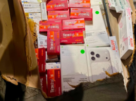 Fundo falso em carro escondia mil ampolas e celulares avaliados em R$ 500 mil