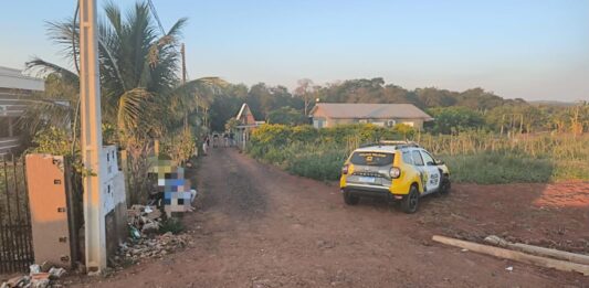 Homem faz família refém, troca tiros com polícia e foge ferido em SH