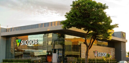 Sicoob aposta em atendimento humano enquanto bancos reduzem presença