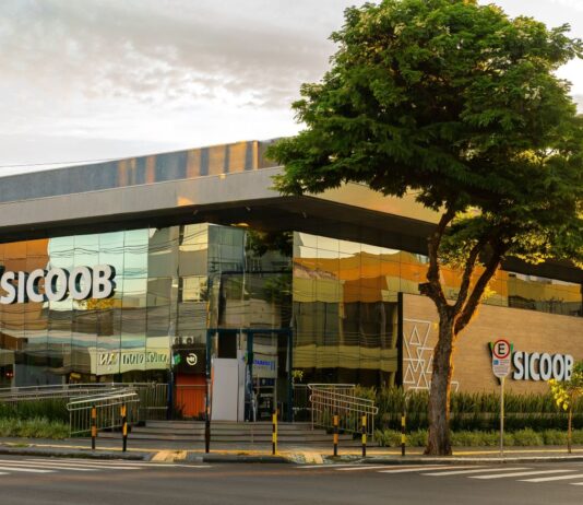 Sicoob aposta em atendimento humano enquanto bancos reduzem presença
