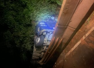 Caminhão tomba na cabeceira da ponte do Rio São Vicente em Missal