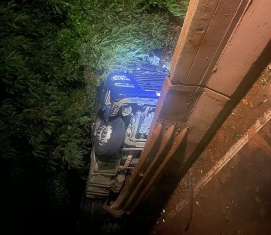Caminhão tomba na cabeceira da ponte do Rio São Vicente em Missal