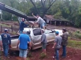 Caminhonete com placas de Santa Helena capota várias vezes na PR-495 e deixa cinco pessoas feridas
