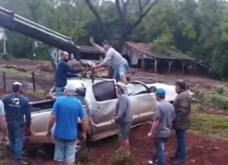 Caminhonete com placas de Santa Helena capota várias vezes na PR-495 e deixa cinco pessoas feridas