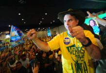 Flávio Bolsonaro deixou o Brasil com a família e planeja pedir asilo a Trump, diz jornal