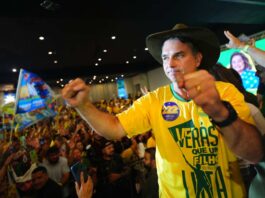 Flávio Bolsonaro deixou o Brasil com a família e planeja pedir asilo a Trump, diz jornal