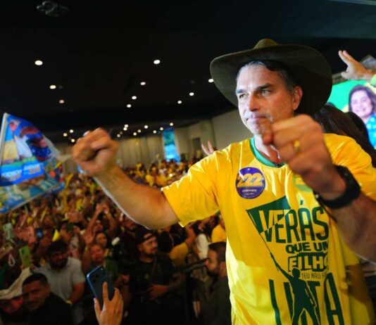 Flávio Bolsonaro deixou o Brasil com a família e planeja pedir asilo a Trump, diz jornal