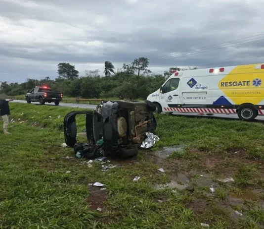 Câmera de carro registra capotamento na BR-163, em Toledo; três pessoas ficam gravemente feridas
